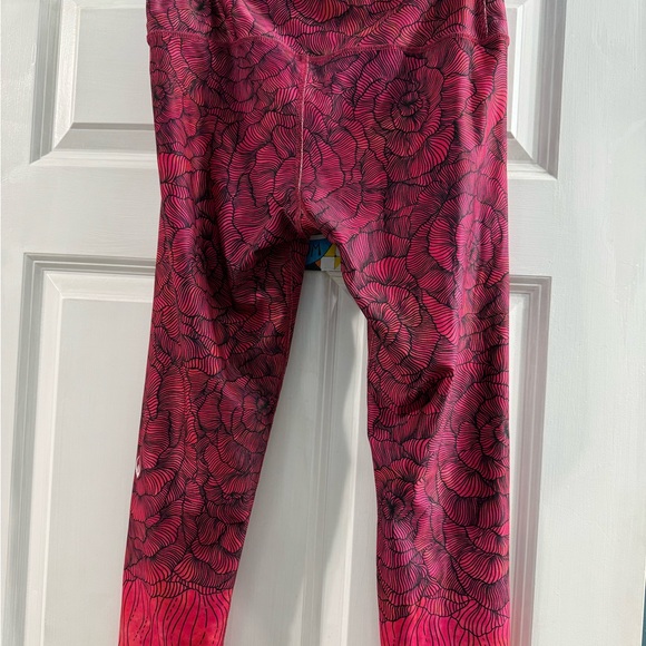 My Inner Fire Yoga Leggings bright magenta flower flower pattern - Picture 5 of 7